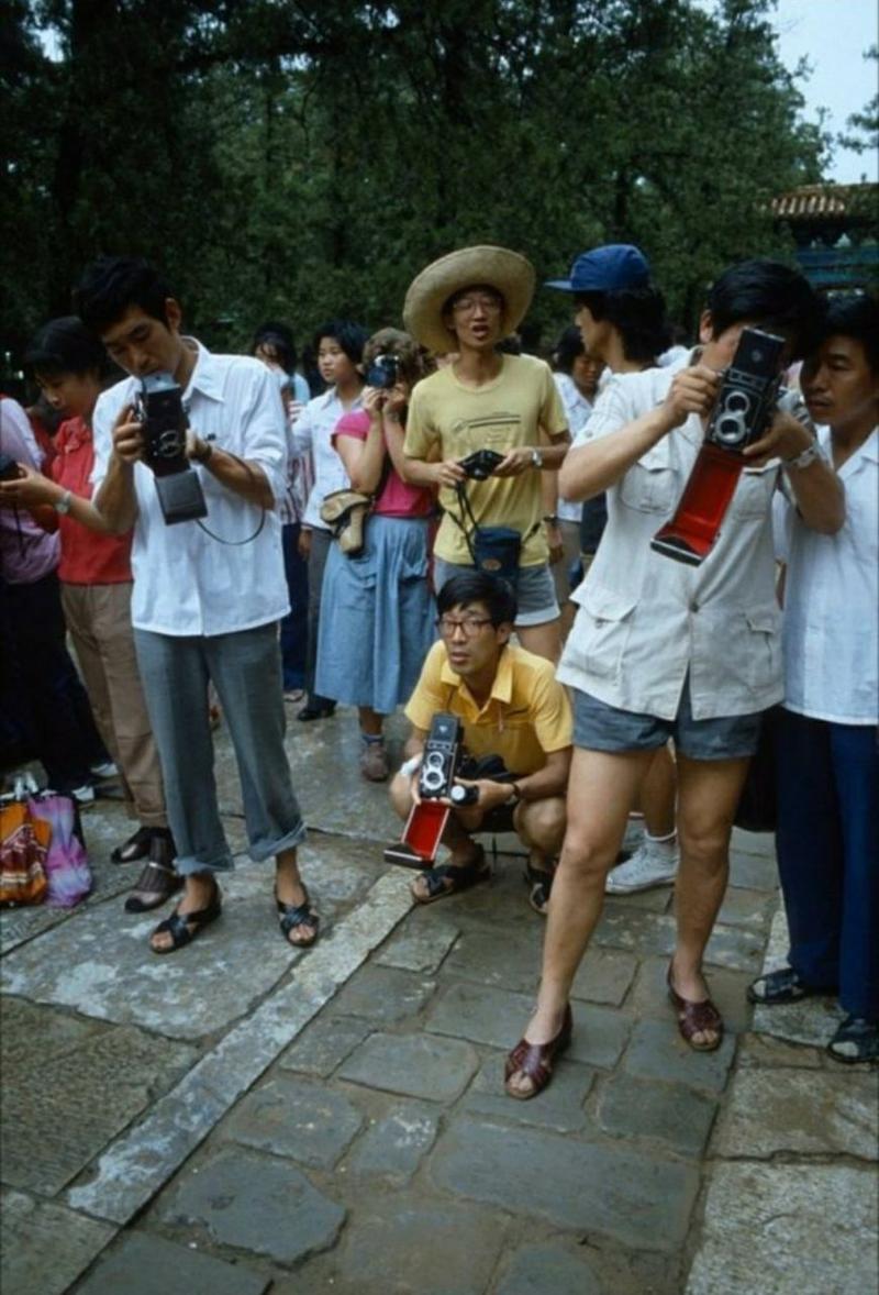 80年代,北京颐和园里拿照相机拍照的游人.他们手中的照相机您认识吗?